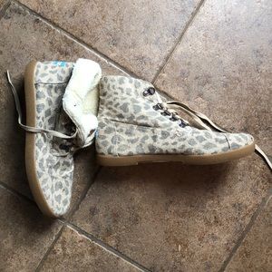 Toms Sherpa lined cheetah booties/botas chukka
